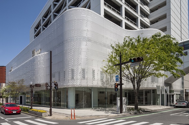 Curving facade of Arts Maebashi