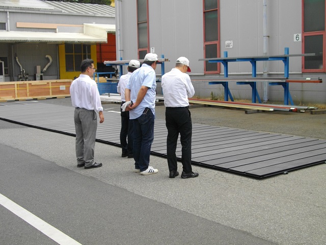 Inspecting the 48 hot-dipped galvanized and zinc phosphate coated panels 