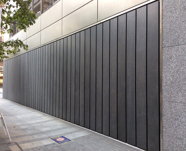 The rectangular hot-dipped galvanized and zinc phosphate coated panels contribute to a Japanese ambiance