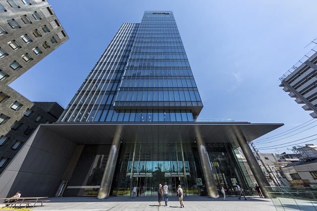 Avex Building: The pilotis covered in metal constructions welcome guests