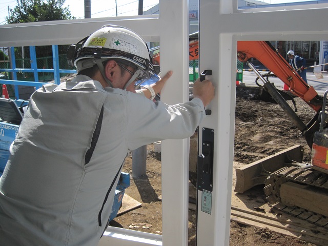 Inspecting the operation by switching the doors from electric to manual