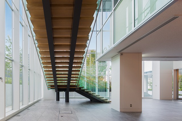 The rear side of the staircase reveals the stringer pipes and the diagonal allocation of columns