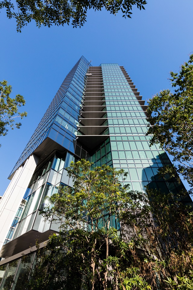 Mid to high-level triangular eaves, and the columns at the lower levels create a unique geometry