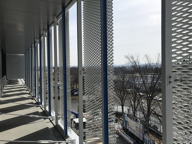 Expanded metal seen from the interior. The screen provides shade and sunlight.