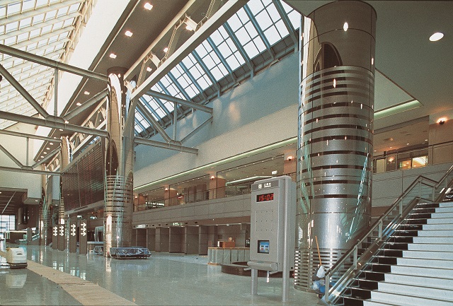 Stainless steel round column covers in Narita Airport. φ2250㎜×H10400㎜ panels are mirror polished, and partially etched.