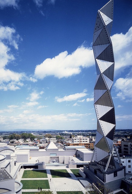 Art Tower Mito. Kikukawa participated in the exterior construction, the titanium panels.