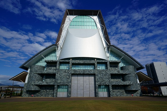 Shizuoka Convention and Arts Center 'Granship'. Kikukawa participated in the exterior cone shaped panels and interior mesh wall and ceiling.