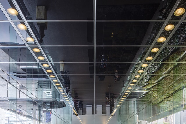 An example of ‘piano black‘ finished aluminium ceiling lobby, at POLA Gotanda. The gloss level is so high that the surface is reflective much like a mirror-polished surface.