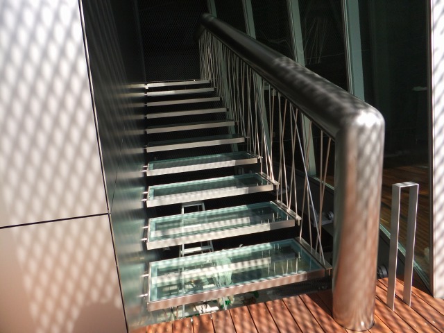 The L-shaped design of the extraordinarily large handrail