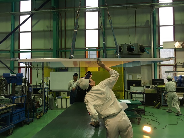 Inspecting the aluminium ceiling panel and its joints from various angles with the mock-up