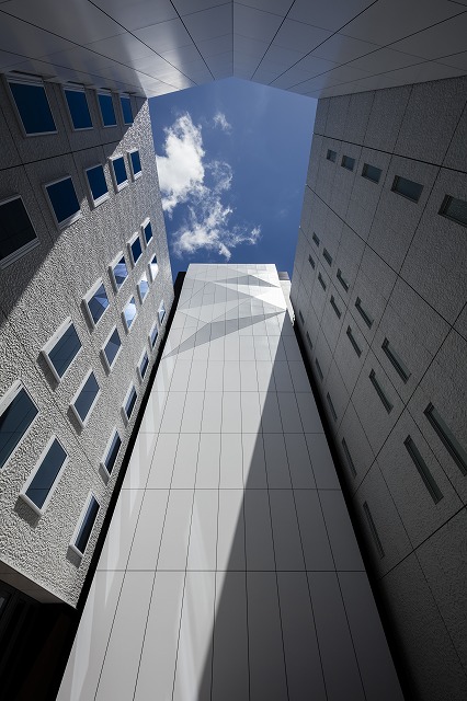 OVOL Nihonbashi Building, the aluminium panels in the courtyard