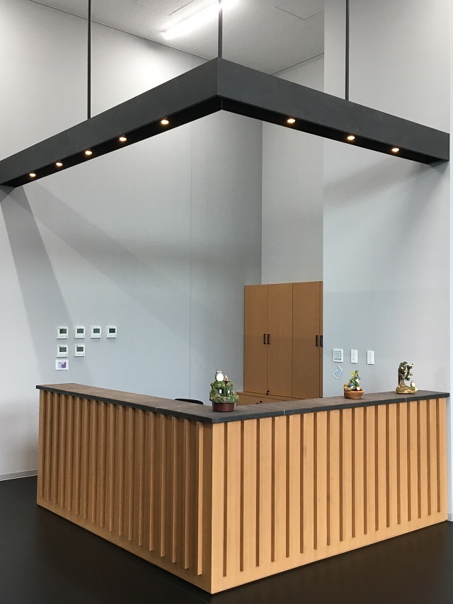 Zinc phosphate coated panels used for the reception counter and the lighting box 