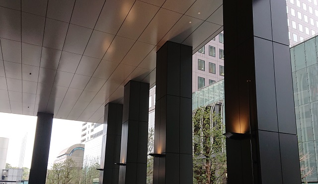 The aluminium cut-edge vestibule column covers of Otemachi One