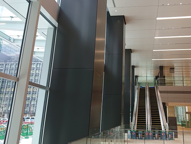 The aluminium cut-edge panels at the entrance lobby of 'Otemachi One Tower'