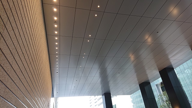 The aluminium panels that line the vestibule eaves of 'Otemachi One Tower'