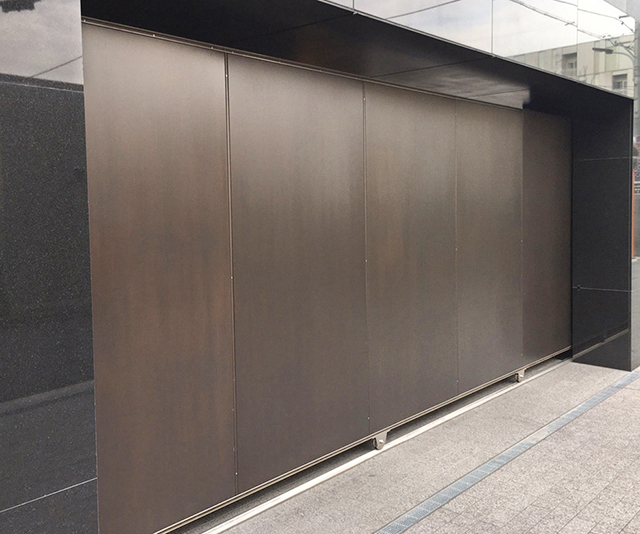 Single pull automatic door for cars