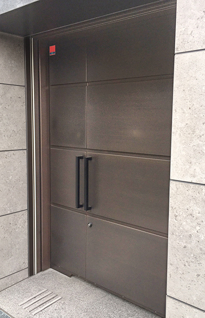 Automatic draw doors with FURUMI (sulfurized) finish doors for a stately effect