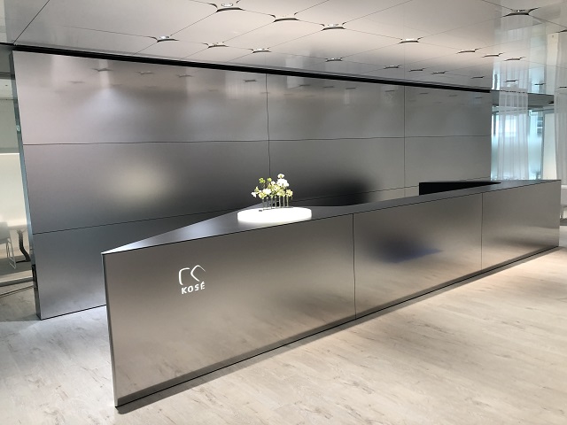 Silky Blasted gradient pattern panels line the counter and the independent wall behind the counter