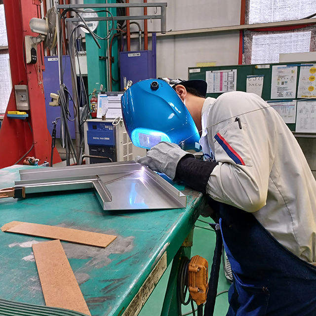 溶接の社内資格試験の様子
