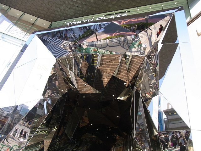 外部から視たSUS鏡面の万華鏡パネル