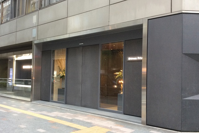 エントランスの建具もりん酸亜鉛処理パネルで統一している