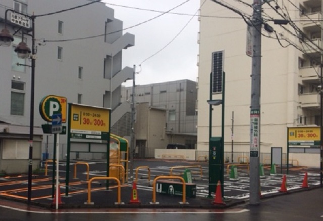ソーラーLED街路灯「エコアヴェニューこみち(防災タイプ)」<たまプラーザ駅前第3駐車場>