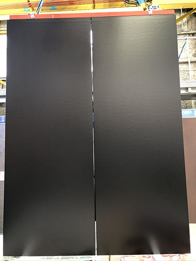 槌目＋黒アルマイトのアルミ製扉 | オーダー金属建材の菊川工業