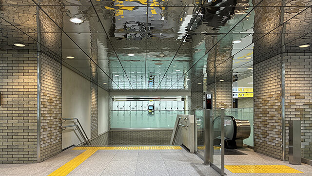 名城公園駅　水面パネル