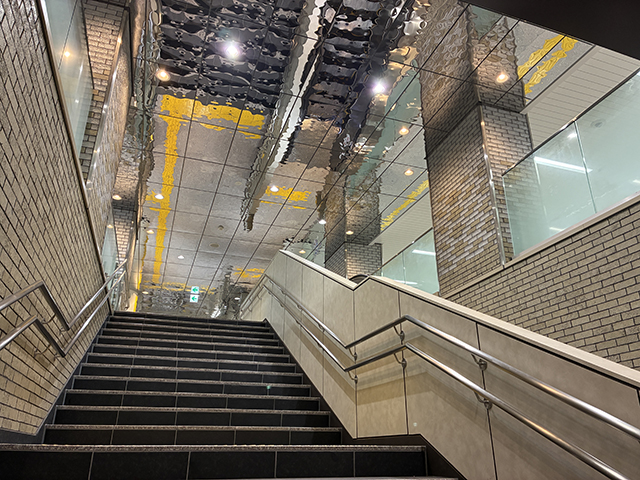 名城公園駅　水面パネル