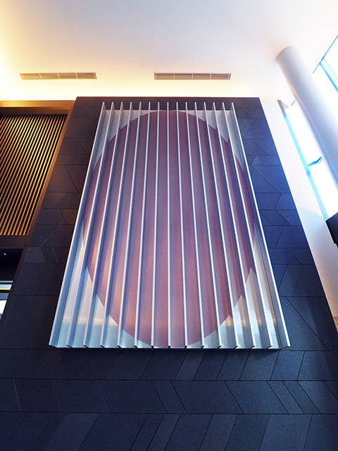 カラークリア塗装tp深曲げルーバーの壁面アート