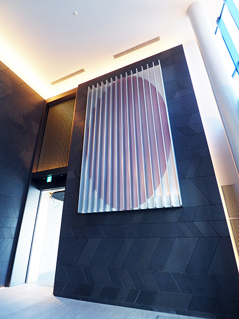 カラークリア塗装tp深曲げルーバーの壁面アート