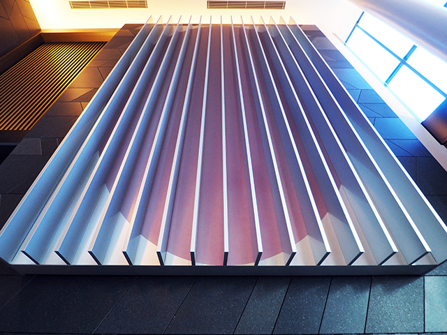 カラークリア塗装tp深曲げルーバーの壁面アート