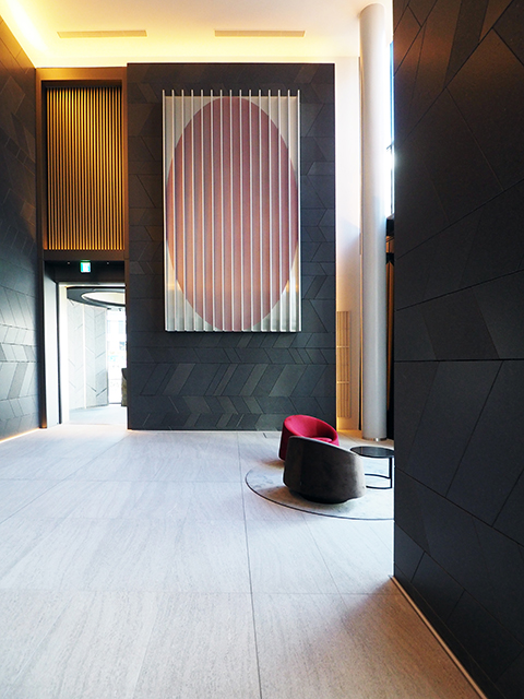 カラークリア塗装tp深曲げルーバーの壁面アート