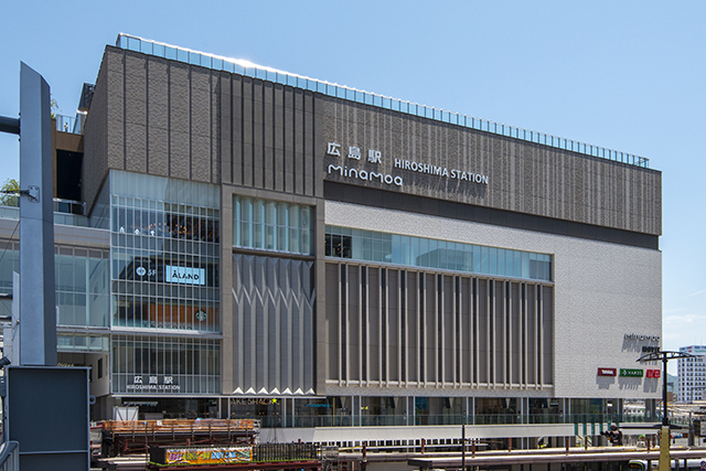 広島駅ビル　折れルーバー