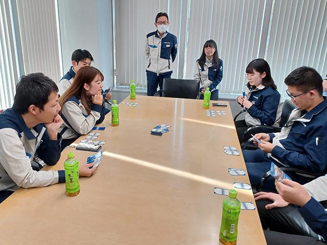 工業高校生と卒業制作でコラボ　カードゲーム体験の様子